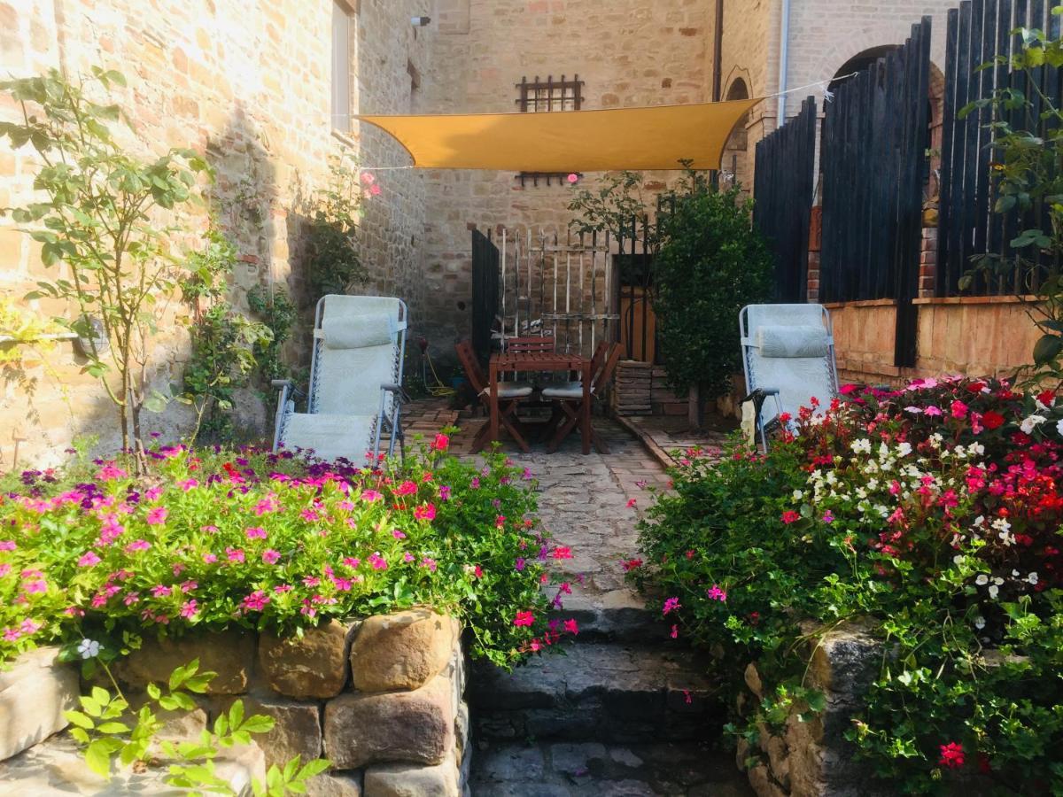Est Locanda San Ginesio Bagian luar foto